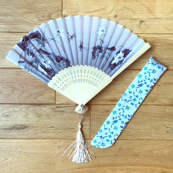 Beautiful Chinese Folding Fan - Picture 1 of 2